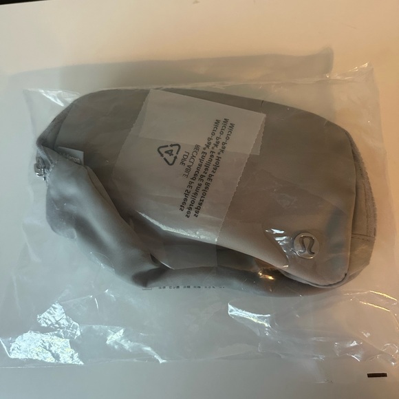 NWT!  Lululemon athletica Silver Belt Bag 1L - Picture 3 of 5